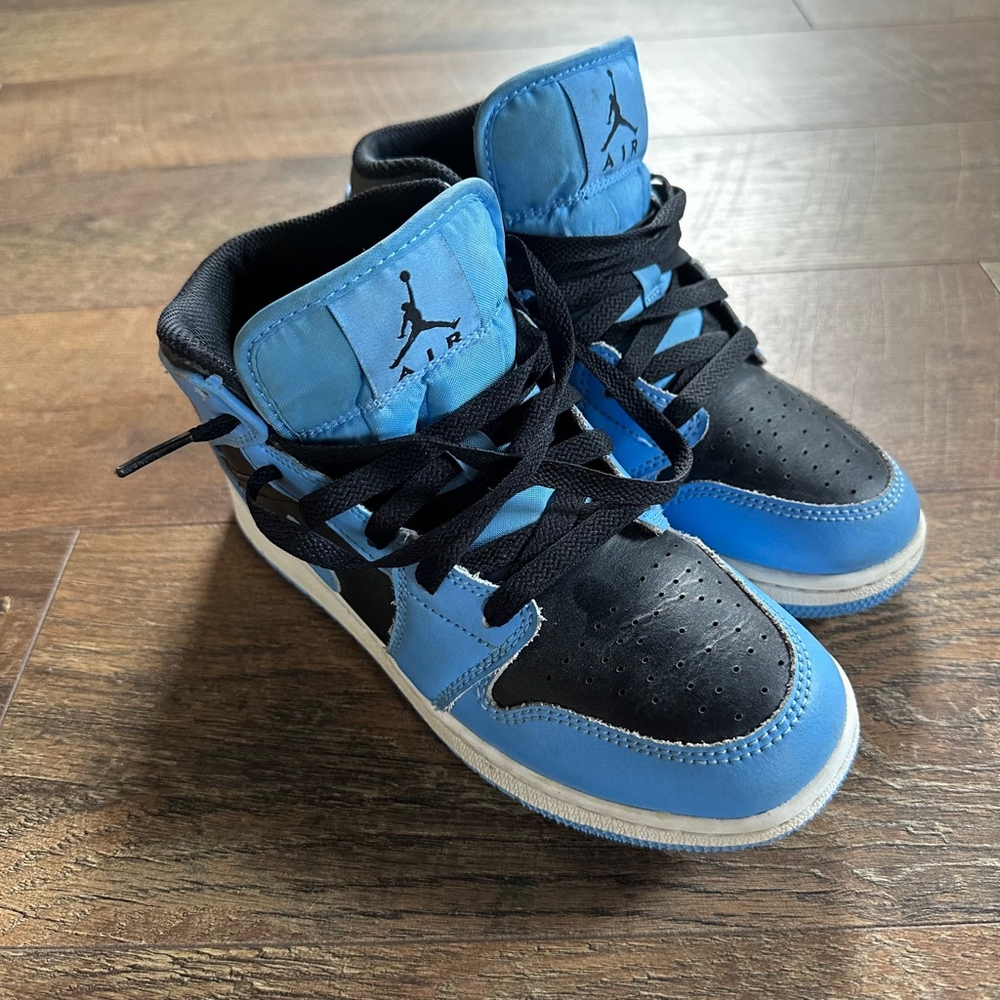 Boys Jordan 1 Retro High OG University Blue Black Size 4Y Sneakers - Picture 5 of 6